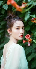 李沁微博晒薄荷绿轻纱透明长裙仙气写真美照