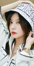 赵薇化身&ldquo;精致女人&rdquo;个性漫画风格全白套装穿搭写真美照