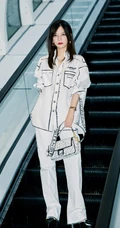 赵薇化身&ldquo;精致女人&rdquo;个性漫画风格全白套装穿搭写真美照