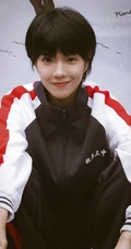 穿校服的庄达菲仿若帅气少年般剧照图片