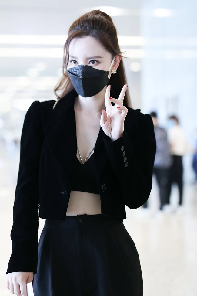张萌全黑气质低领装现身机场图片