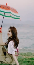 王子璇手拿西瓜雨伞超美海边写真图片