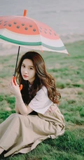 王子璇手拿西瓜雨伞超美海边写真图片