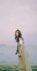 王子璇手拿西瓜雨伞超美海边写真图片