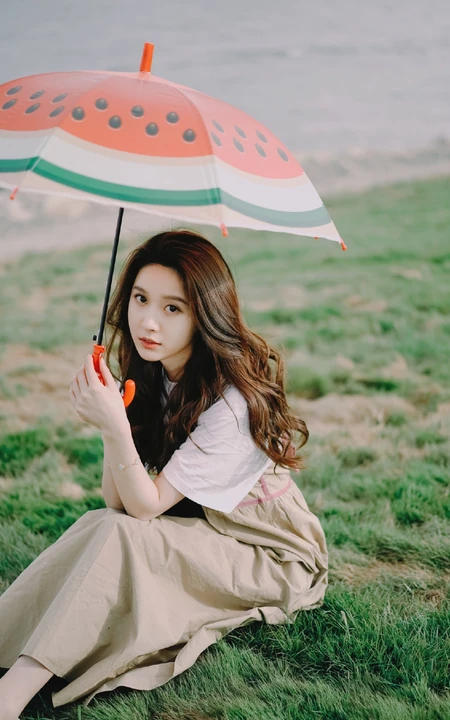王子璇手拿西瓜雨伞超美海边写真图片