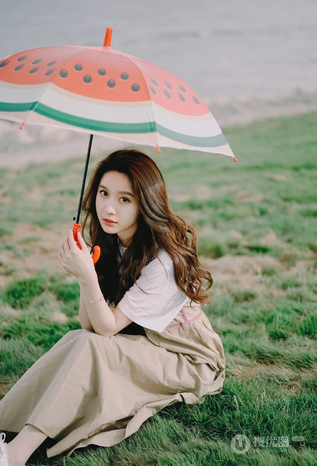 王子璇手拿西瓜雨伞超美海边写真图片