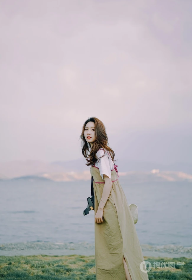 王子璇手拿西瓜雨伞超美海边写真图片