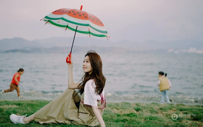 王子璇手拿西瓜雨伞超美海边写真图片