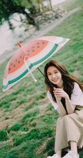 王子璇手拿西瓜雨伞超美海边写真图片