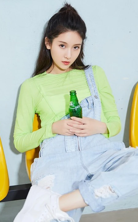 王子璇化身元气少女清新靓丽休闲装写真图片