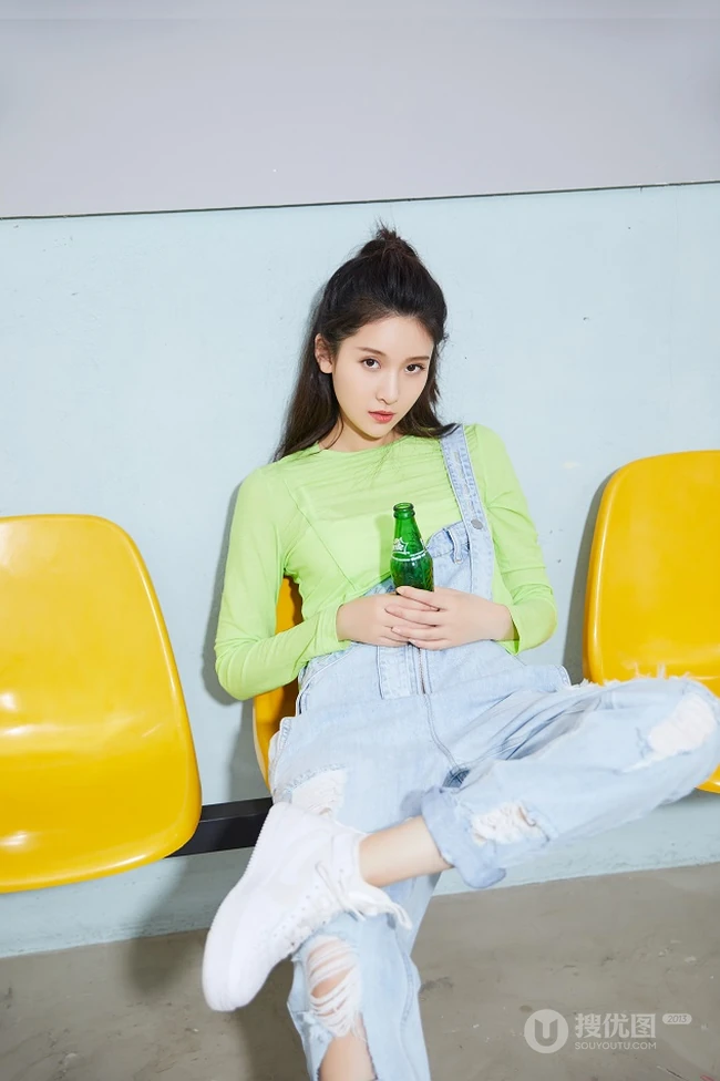 王子璇化身元气少女清新靓丽休闲装写真图片