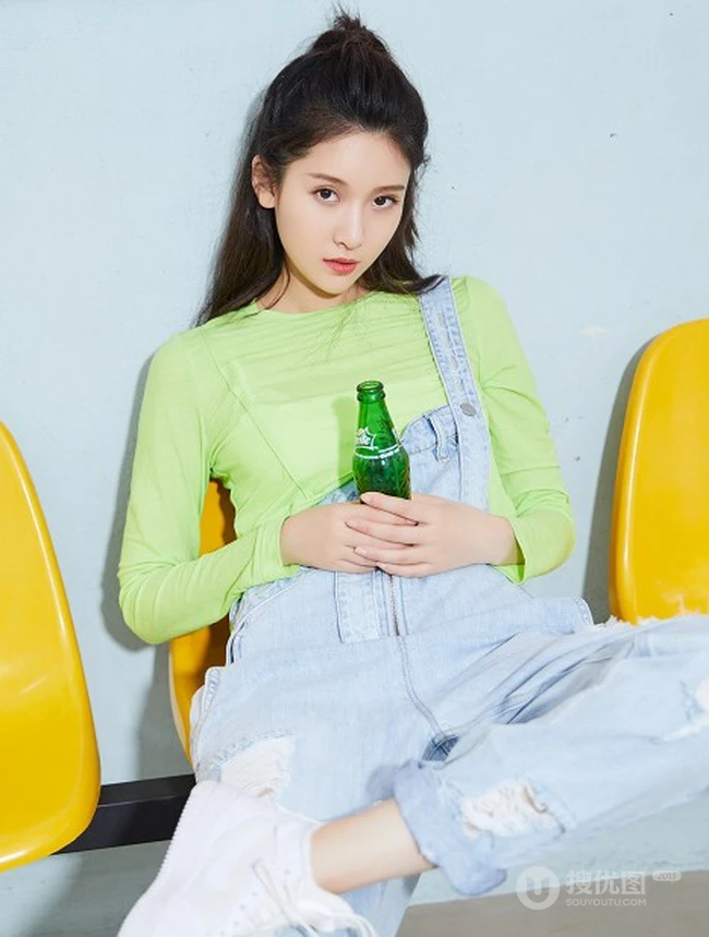 王子璇化身元气少女清新靓丽休闲装写真图片