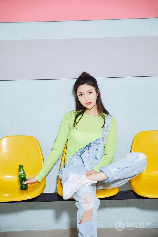 王子璇化身元气少女清新靓丽休闲装写真图片