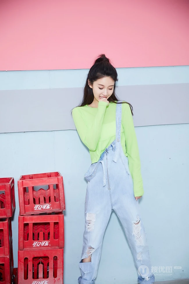 王子璇化身元气少女清新靓丽休闲装写真图片
