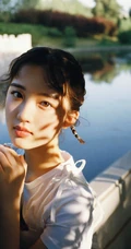 邓恩熙公园小湖边唯美滤镜特效写真图片