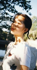 邓恩熙公园小湖边唯美滤镜特效写真图片