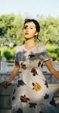 邓恩熙公园小湖边唯美滤镜特效写真图片