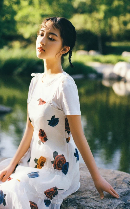 邓恩熙公园小湖边唯美滤镜特效写真图片
