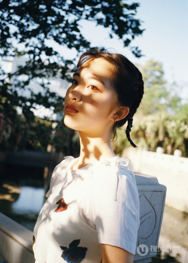 邓恩熙公园小湖边唯美滤镜特效写真图片