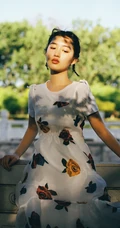 邓恩熙公园小湖边唯美滤镜特效写真图片