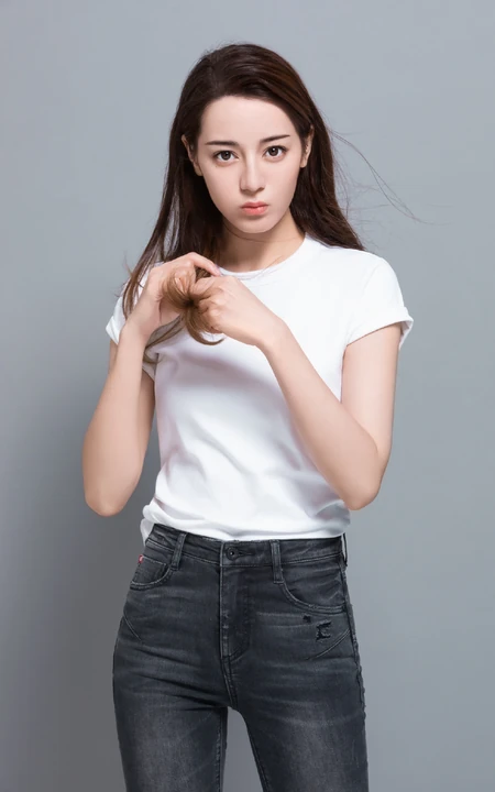 迪丽热巴休闲白T牛仔裤简洁清新写真图片