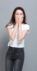 迪丽热巴休闲白T牛仔裤简洁清新写真图片