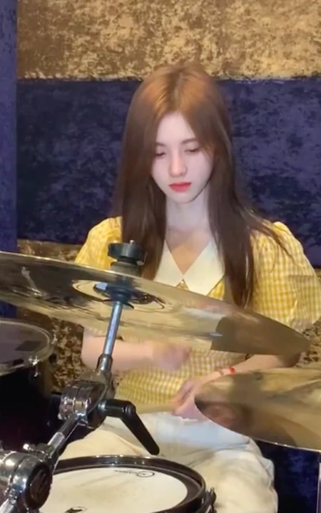鞠婧祎在微博晒出自己学架子鼓图片