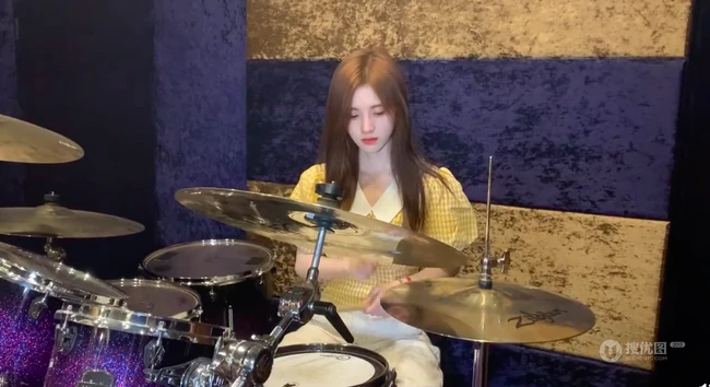 鞠婧祎在微博晒出自己学架子鼓图片