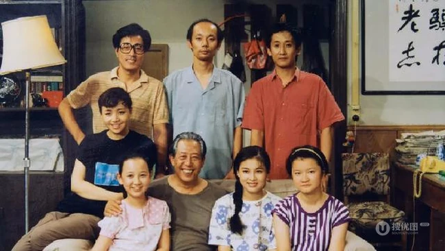 时隔多年，《我爱我家》剧组人员再聚餐图片，关凌带着大家笑