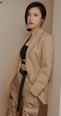 杨子姗气质短款装写真图片