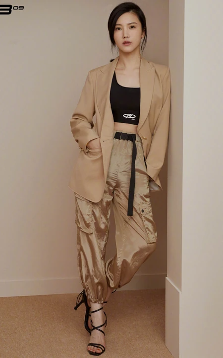 杨子姗气质短款装写真图片
