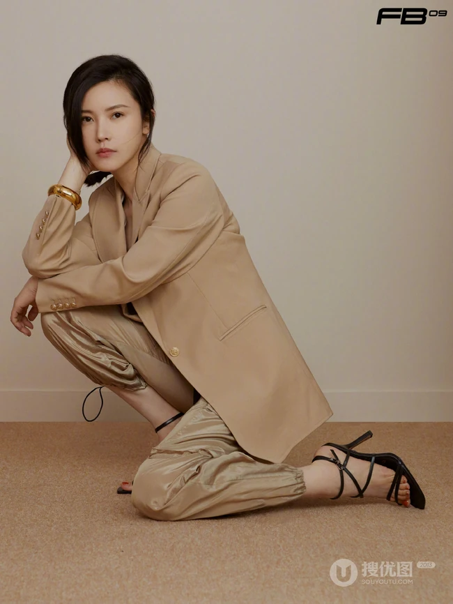 杨子姗气质短款装写真图片