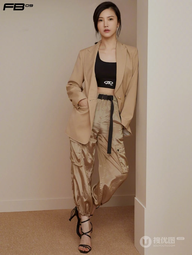 杨子姗气质短款装写真图片