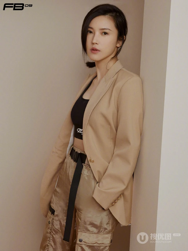 杨子姗气质短款装写真图片