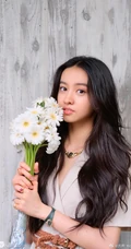 木村光希微博晒手拿花束甜美可爱生活照片