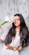 木村光希微博晒手拿花束甜美可爱生活照片