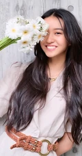 木村光希微博晒手拿花束甜美可爱生活照片