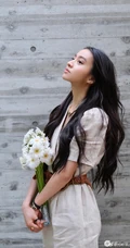 木村光希微博晒手拿花束甜美可爱生活照片