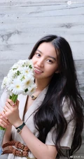 木村光希微博晒手拿花束甜美可爱生活照片