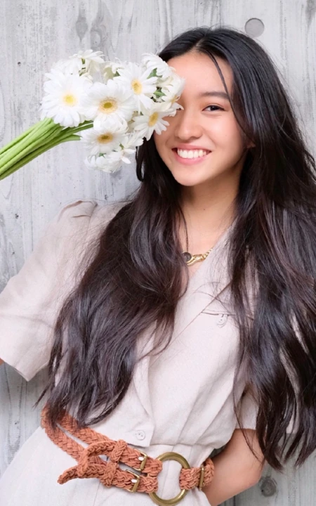 木村光希微博晒手拿花束甜美可爱生活照片
