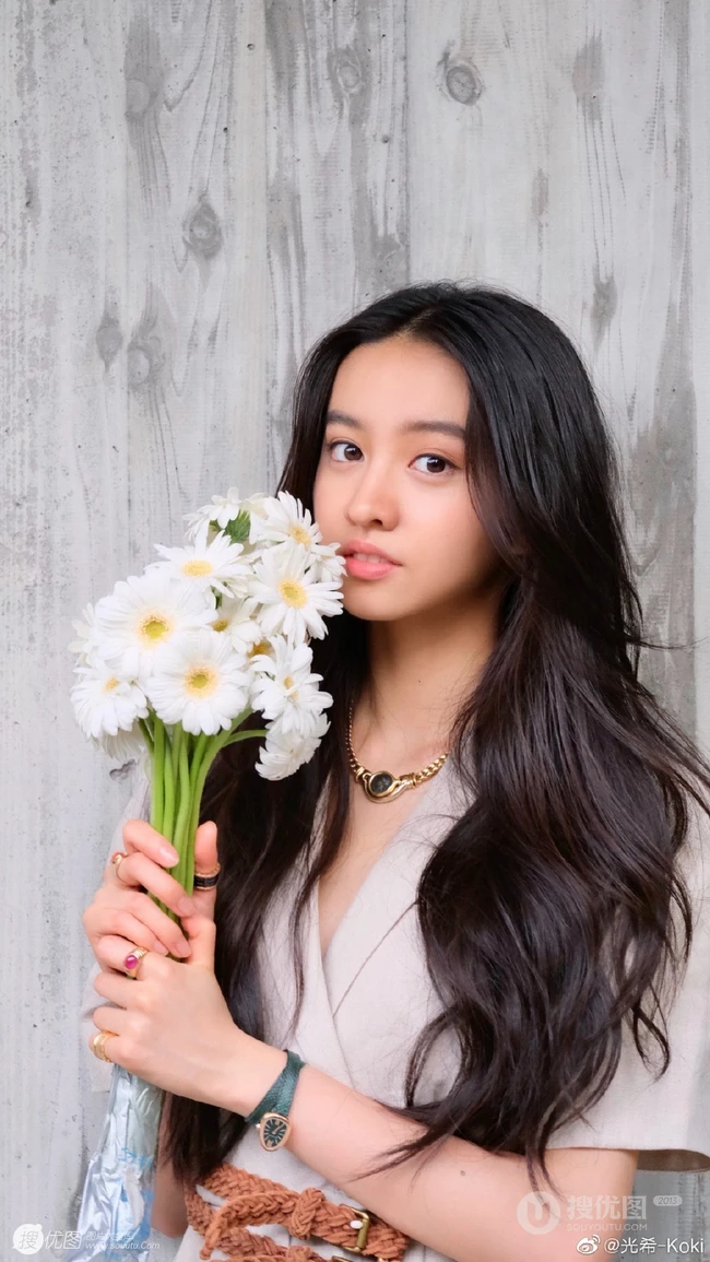 木村光希微博晒手拿花束甜美可爱生活照片