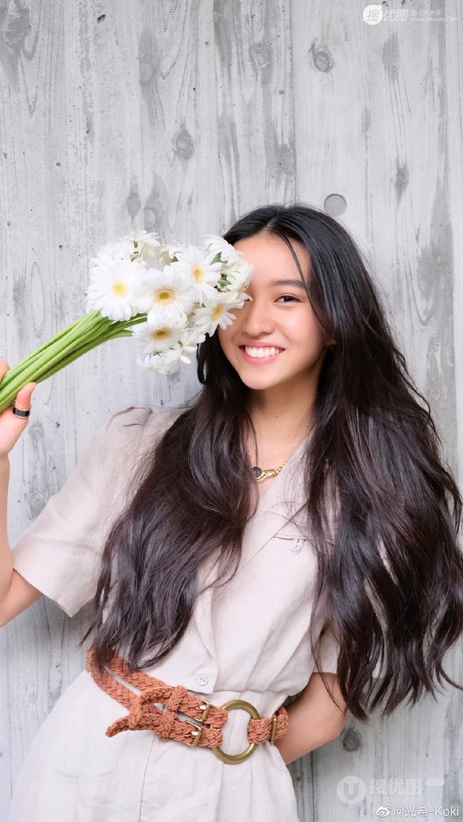 木村光希微博晒手拿花束甜美可爱生活照片