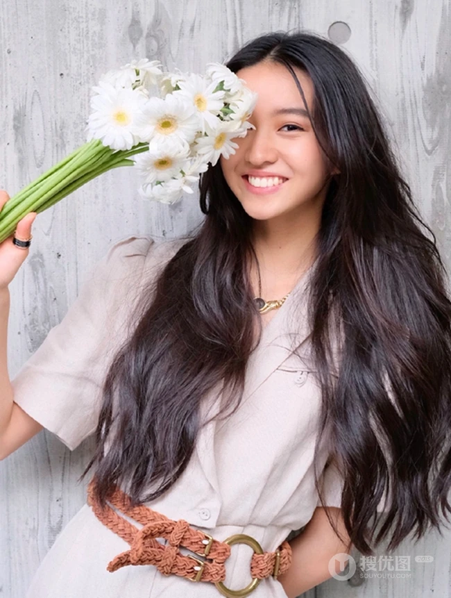 木村光希微博晒手拿花束甜美可爱生活照片