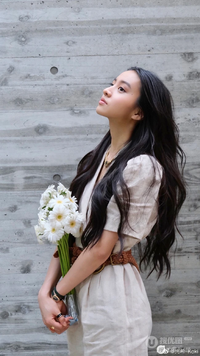 木村光希微博晒手拿花束甜美可爱生活照片