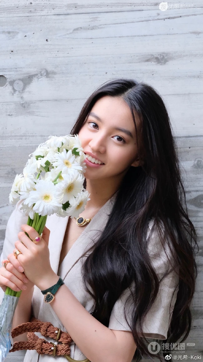 木村光希微博晒手拿花束甜美可爱生活照片