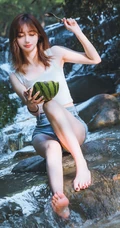 山间溪流里的美丽身影，紧身热裤女生唯美森系写真摄影图片