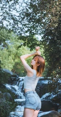 山间溪流里的美丽身影，紧身热裤女生唯美森系写真摄影图片
