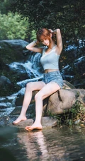 山间溪流里的美丽身影，紧身热裤女生唯美森系写真摄影图片