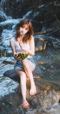 山间溪流里的美丽身影，紧身热裤女生唯美森系写真摄影图片
