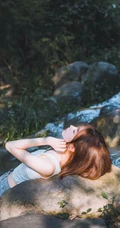 山间溪流里的美丽身影，紧身热裤女生唯美森系写真摄影图片